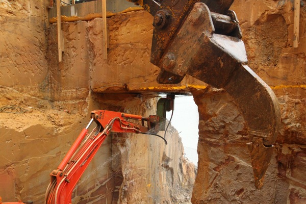 By rotating the head brackets, the Echidna rock saw was used to cut horizontally to form an arch.